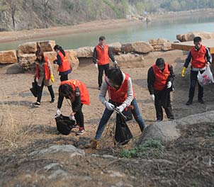 泰钢青年志愿者义务打扫雅鹿山公园